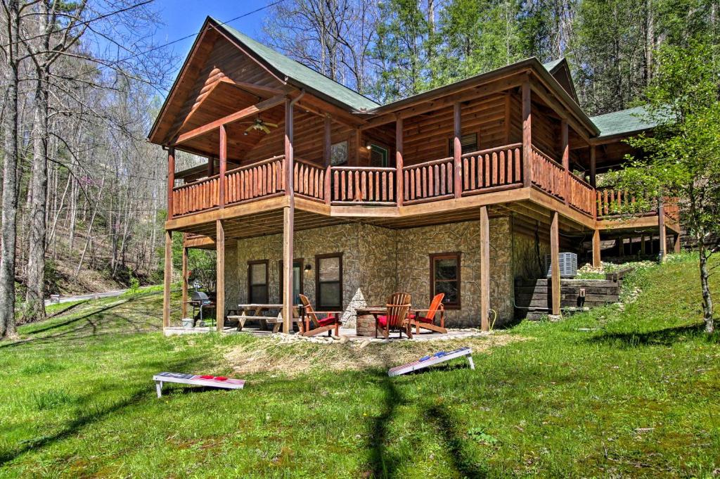 Gatlinburg Mountain Heaven Retreat Hot Tub Games - main image