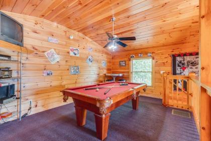 Hugs N Kisses Pool Table Hot Tub Pool Table Community Pool Close to Downtown Gatlinburg - image 17