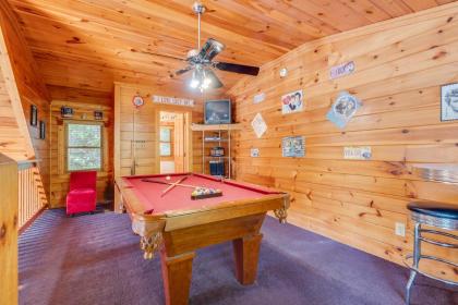 Hugs N Kisses Pool Table Hot Tub Pool Table Community Pool Close to Downtown Gatlinburg - image 18