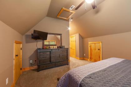 Creekside Manor cabin - image 21
