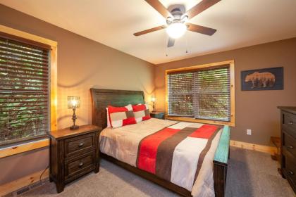 Creekside Manor cabin - image 22