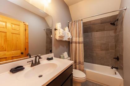 Creekside Manor cabin - image 24