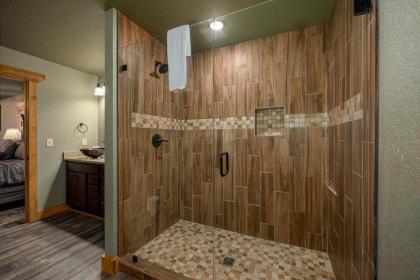 Poolside Paradise chalet - image 20