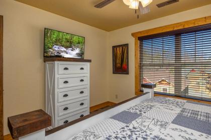 Poolside Paradise chalet - image 25