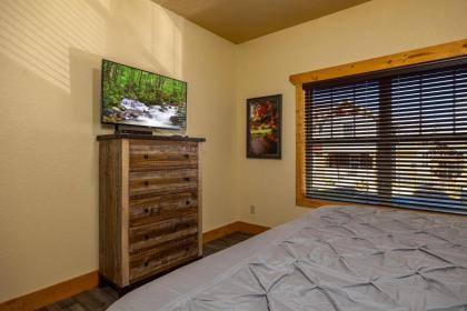 Poolside Paradise chalet - image 28