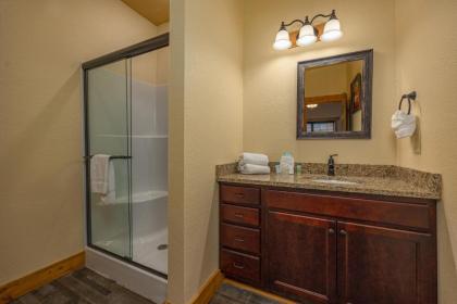 Poolside Paradise chalet - image 29