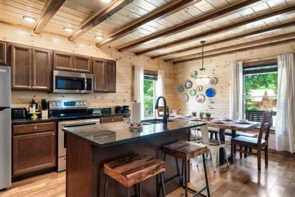 Dolly's Cute Cabin! 4 Suites - Hot Tub Fire Pit Game Room - image 21