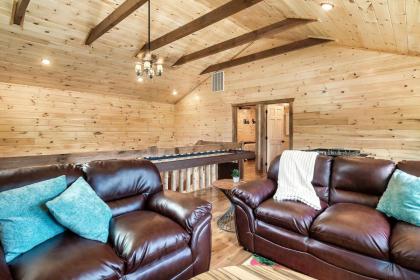 Dolly's Cute Cabin! 4 Suites - Hot Tub Fire Pit Game Room - image 22