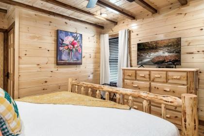 Dolly's Cute Cabin! 4 Suites - Hot Tub Fire Pit Game Room - image 23