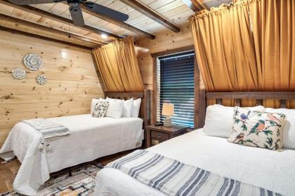 Dolly's Cute Cabin! 4 Suites - Hot Tub Fire Pit Game Room - image 24