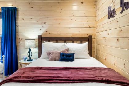 Dolly's Cute Cabin! 4 Suites - Hot Tub Fire Pit Game Room - image 28