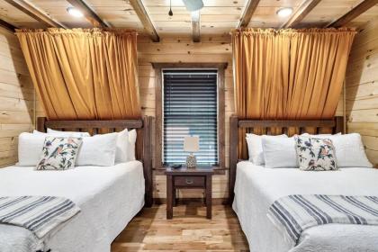 Dolly's Cute Cabin! 4 Suites - Hot Tub Fire Pit Game Room - image 29
