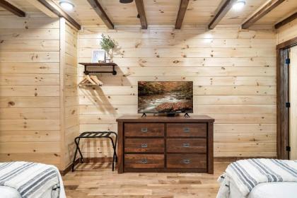 Dolly's Cute Cabin! 4 Suites - Hot Tub Fire Pit Game Room - image 30