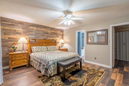 Lodge Bears Hideaway Gatlinburg Free Parking - image 21