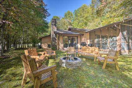 Gatlinburg Group Getaway with Hot Tub and Porch! Gatlinburg