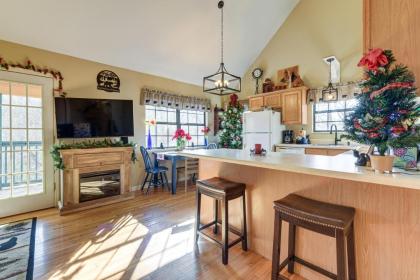 Gatlinburg Cabin Getaway with Mountain Views! - image 7