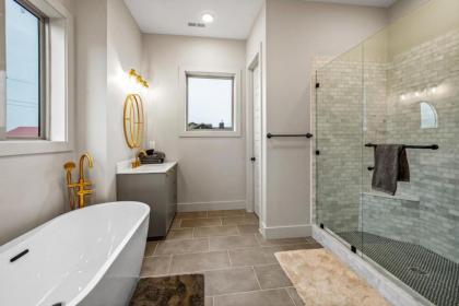 Luxury 5 bd with views and heaetd pool - image 27
