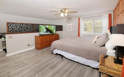 Hilltop Hideaway - image 24