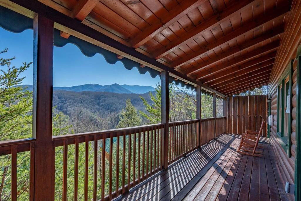 Spacious Smokies Cabin - Hot Tub with Mountain Views - image 5