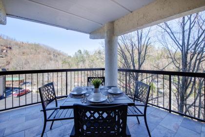 Gatlinburg Condo with Smoky Mtn Views Walk to Dwtn! - image 29
